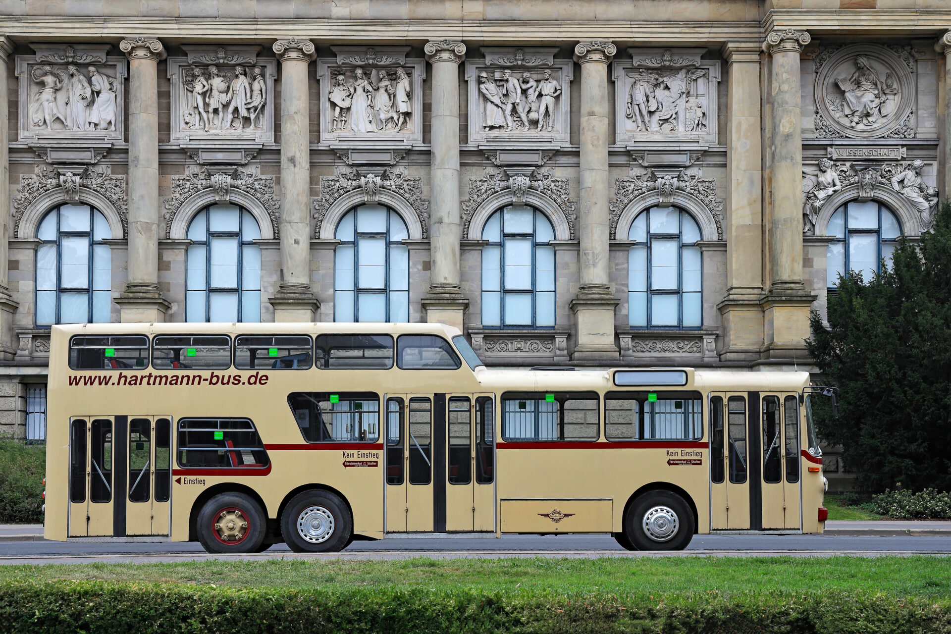 Hartmann_3145_Landesmuseum_Seitenansicht